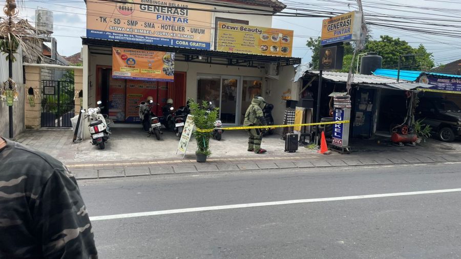 podiumnews.com-Dikira Bom, Koper di Jalan Seroja Denpasar Ternyata Berisi Mainan Anak