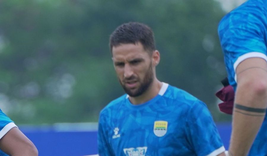 Gelandang Persib Bandung, Luciano Guaycochea berlatih menjelang hadapi Persija Jakarta. (persib.co.id)