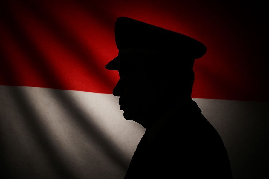 ILUSTRASI siluet sosok pemimpin di tengah bayang sejarah, menandai perdebatan publik tentang gelar Pahlawan Nasional bagi Soeharto. (podiumnews)