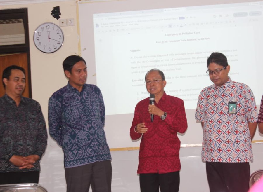 Gubernur Bali Wayan Koster menjelaskan terkait pelaksanaan psikotes bagi seluruh pejabat Eselon II di lingkungan Pemerintah Provinsi Bali bertempat di Ruang Sidang Prof. dr. I Goesti Ngoerah Gde Ngoerah, Lantai 4, Gedung Fakultas Kedokteran Udayana, Kampus Sudirman, Denpasar, Bali, Selasa (20/10/2026). (foto/sukadana)