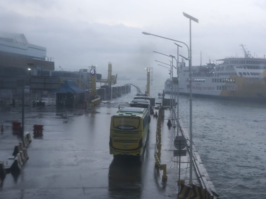 podiumnews.com-Gelombang Tinggi Ancam Penyeberangan Sumatera–Jawa–Bali