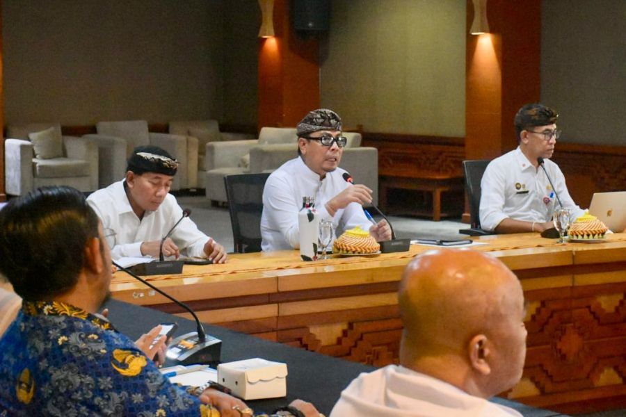 Pelaksanaan Rapat Kordinasi Optimalisasi Pengolahan Sampah Berbasis Sumber dan Sungai bersama Perbekel/Lurah se-Kota Denpasar yang dipimpin Wakil Walikota Denpasar, I Kadek Agus Arya Wibawa didampingi Sekda Kota Denpasar, I Gusti Ngurah Eddy Mulya di Graha Sewakadarma Kota Denpasar, Bali, Rabu (20/5/2026). (foto/sukadana)