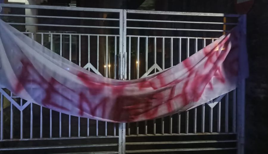 Masyarakat Kota Denpasar digegerkan aksi teror oleh gerombolan Orang Tak Dikenal (OTK) di Kantor Badan Penyelenggara Jaminan Sosial (BPJS) Kesehatan Cabang Kota Denpasar di Jalan Panjaitan Nomor 6, Panjer, Denpasar Selatan, Denpasar, Bali, Sabtu (21/2/2026) malam. (foto/hes)