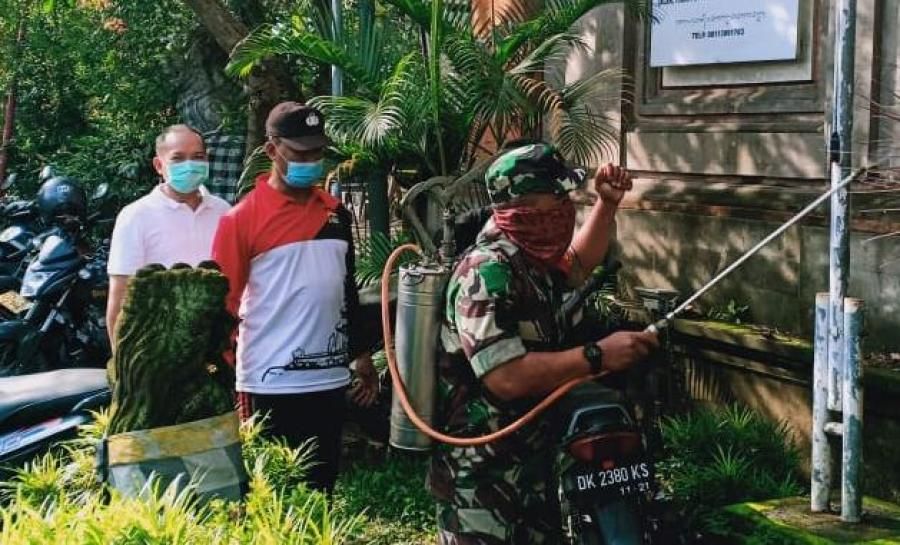 podiumnews.com-Preventif Covid 19, Kodim Gianyar Kerahkan Babinsa Semprot Desinfektan