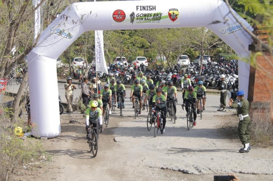 podiumnews.com-Gowes Bike for Bali 72.7 Km, Wakasad: TNI AD Adalah Kita