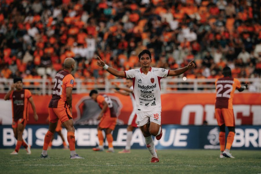 Pemain Bali United, Kadek Agung melakukan selebrasi setelah menceploskan gol ke gawang Borneo FC pada pekan ke-14 BRI Super League 2025/26, di Stadion Segiri, Samarinda, Kalimantan Timur, Minggu (30/11/2025) sore. (baliutd)