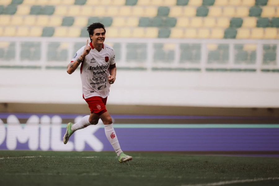 Pemain Bali United Diego Campos melakukan selebrasi setelah menceploskan gol ke gawang Persita Tangerang pada laga pekan ke-29 BRI Super League 2025/26, di Stadion Internasional Banten, Tangerang, Kamis (23/4/2026) sore. (baliutd)