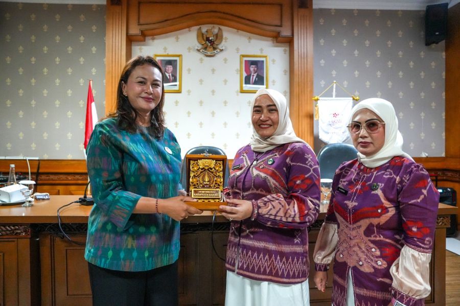 Ketua GOW Kabupaten Badung, Nyonya Yunita Alit Sucipta saat menerima kunjungan kerja GOW Kabupaten Tanah Bumbu, Provinsi Kalimantan Selatan di Sekretariat GOW, Balai Budaya Giri Nata Mandala, Puspem Badung, Bali, Selasa (27/10/2026). (foto/adi)