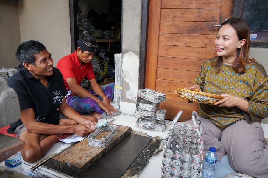 Ketua GOW Badung, Nyonya Yunita Alit Sucipta, saat mengunjungi kediaman penyandang disabilitas di Desa Carangsari, Petang. (foto/sukadana)