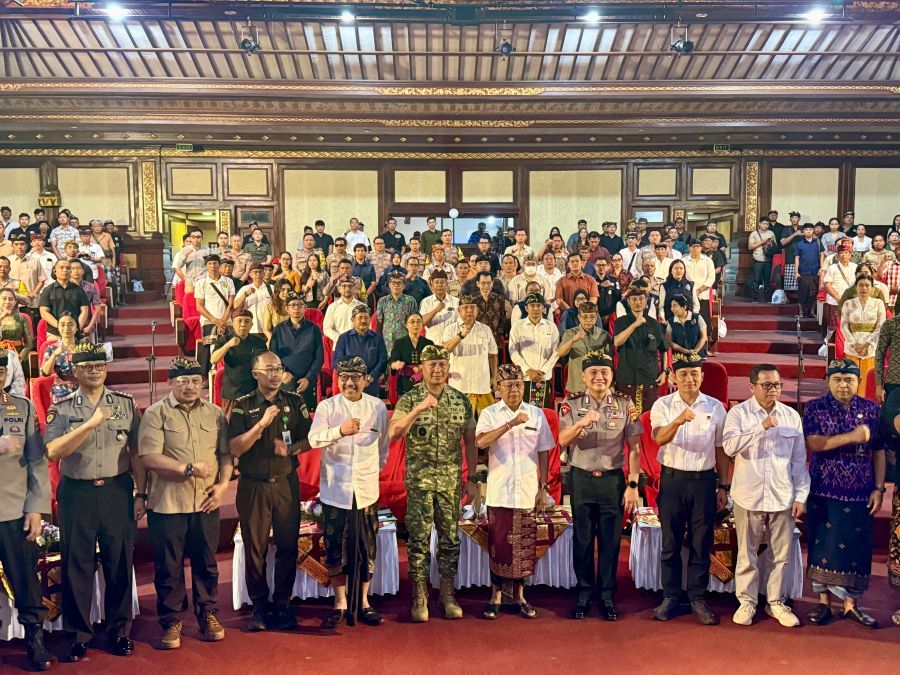 Gubernur Bali Wayan Koster saat membuka Webinar Literasi Digital bertema “Bali Aman Digital” yang diselenggarakan secara hibrida melalui kerja sama Polda Bali dengan Pemerintah Provinsi Bali di Gedung Ksirarnawa, Taman Budaya Provinsi Bali, Denpasar, Kamis (29/10/2026). (foto/sukadana)