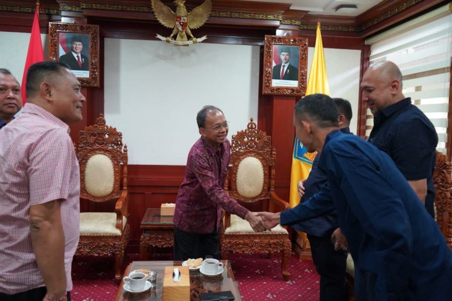 Gubernur Bali Wayan Koster menerima audiensi pengurus Karang Taruna Nasional di Kantor Gubernur Bali, Denpasar, Bali, Senin (24/11/2025). (Foto/sukadana)