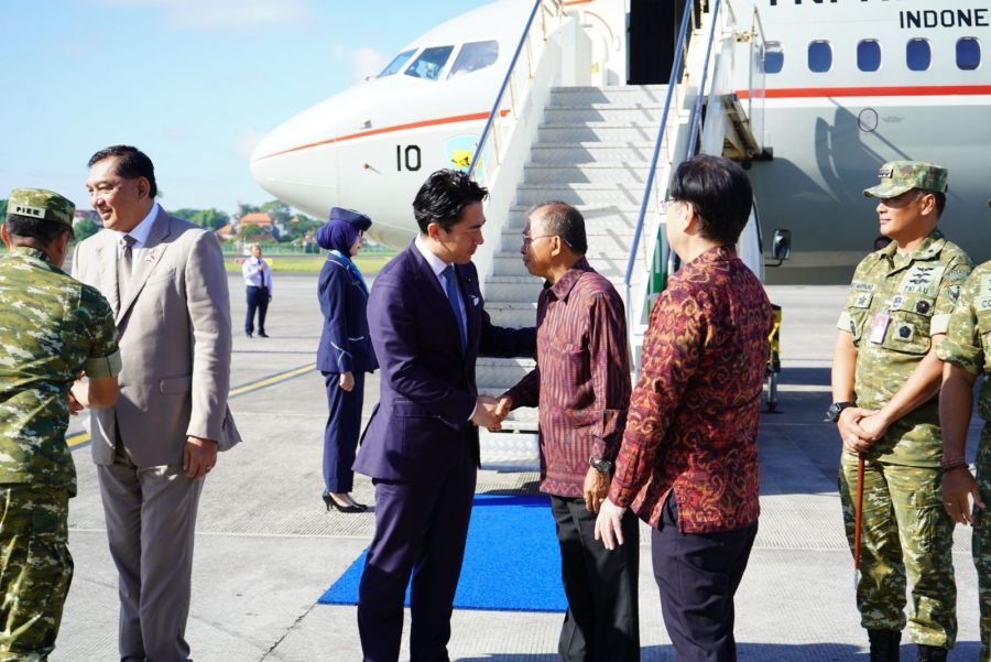 Gubernur Bali Wayan Koster mengantar keberangkatan Menteri Pertahanan Republik Indonesia, Sjafrie Sjamsoeddin, bersama Menteri Pertahanan Jepang, H.E. Koizumi Shinjiro, beserta delegasi melalui VIP II Bandara Internasional I Gusti Ngurah Rai, Badung, Bali, Senin (4/5/2026). (foto/sukadana)