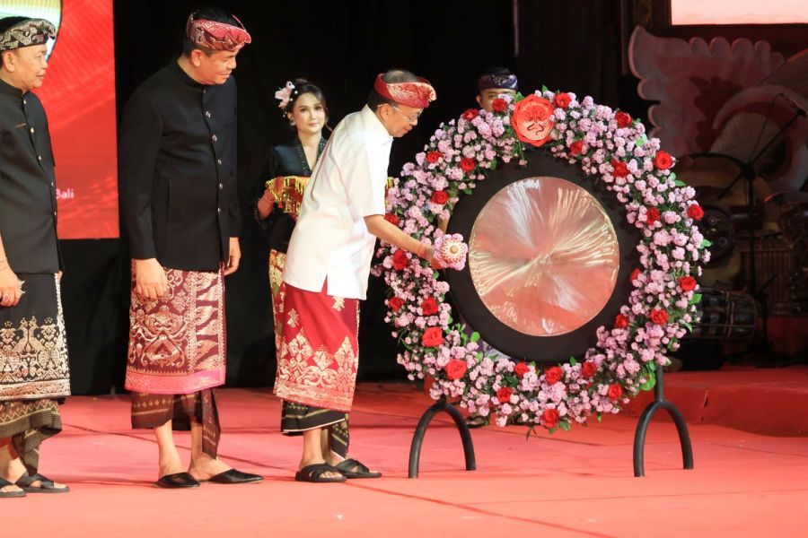 Gubernur Bali, Wayan Koster yang menyerahkan langsung Penghargaan Adi Sewaka Nugraha pada acara penutupan Pesta Kesenian Bali XLVIII Tahun 2026 di Panggung Terbuka Ardha Candra, Art Center, Denpasar, Sabtu (11/7/2026). (foto/sukadana)