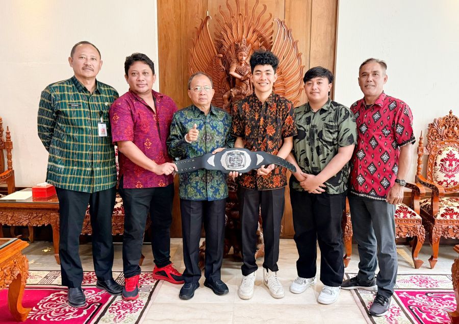 Gubernur Bali Wayan Koster mengapresiasi prestasi bartender asal Bali, Gede Rico Hardiana Widnyana, yang berhasil meraih juara kedua dunia dalam ajang The TDuB World Championship – Grand Finals di Las Vegas, Amerika Serikat, pada 4–5 Oktober 2026. Apresiasi tersebut disampaikan dalam pertemuan di Rumah Jabatan Gubernur Bali, Jayasabha, Denpasar, Senin (26/10/2026). (foto/sukadana)