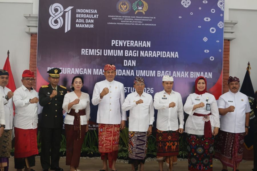 Gubernur Bali Wayan Koster membacakan sambutan Menteri Imigrasi dan Pemasyarakatan Republik Indonesia Agus Andrianto pada Upacara Pemberian Remisi Umum bagi narapidana dan Pengurangan Masa Pidana bagi Anak Binaan dalam rangka memperingati Hari Ulang Tahun ke-81 Kemerdekaan Republik Indonesia di Lapas Kerobokan, Badung, Bali, Senin (17/8/2026). (foto/sukadana)