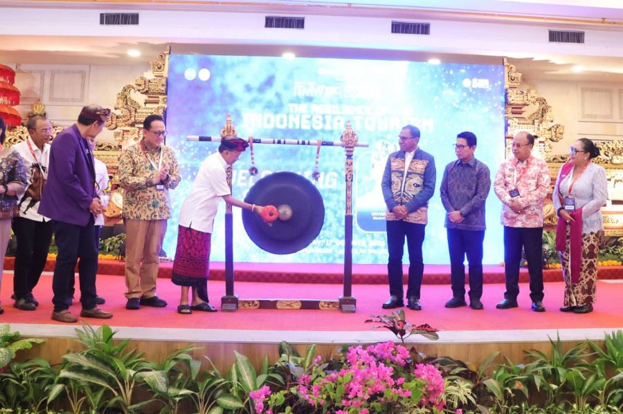 Gubernur Bali Wayan Koster secara resmi membuka The 2nd Indonesia Tourism Marketing Week (ITMW) 2026 yang berlangsung di Ballroom Wantilan, Prama Sanur Beach Bali, Sanur, Denpasar, Bali, Sabtu (17/10/2026). (foto/sukadana)
