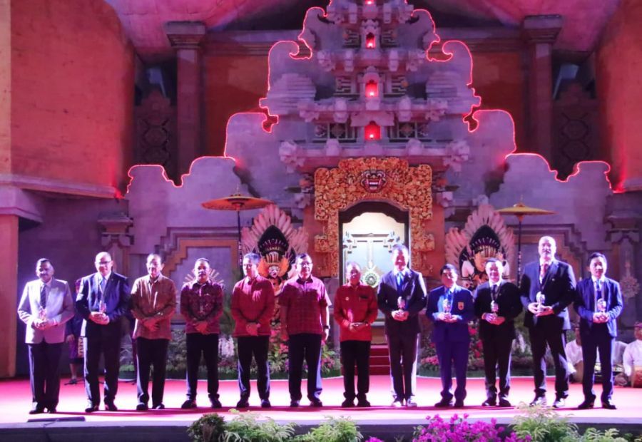 Gubernur Bali Wayan Koster secara resmi membuka Kejuaraan Dunia Vovinam ke-8 Tahun 2025 di Gedung Kesenian Gde Manik, Singaraja, Buleleng, Bali, Minggu (2/11/2025) malam. (Foto/sukadana)