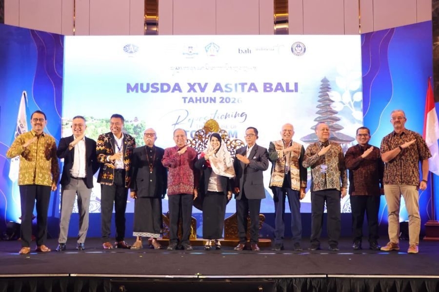 Gubernur Bali Wayan Koster saat membuka Musyawarah Daerah (Musda) XV Association of the Indonesian Tours and Travel Agencies (ASITA) Bali Tahun 2026 di Hotel InterContinental Bali, Jimbaran, Badung, Bali, Jumat (16/10/2026). (foto/sukadana)