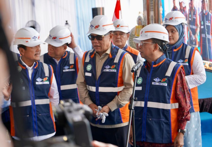 Gubernur Bali Wayan Koster mendampingi Menteri Kelautan dan Perikanan RI Sakti Wahyu Trenggono dalam Groundbreaking Ceremony Pengembangan Pelabuhan Perikanan Nusantara (PPN) Pengambengan, di Desa Pengambengan, Jembrana, Bali, Selasa (29/9/2026). (foto/sukadana)