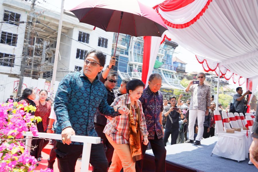 podiumnews.com-Gubernur Bali Dampingi Presiden RI V Megawati Tinjau Abrasi Pantai Kuta