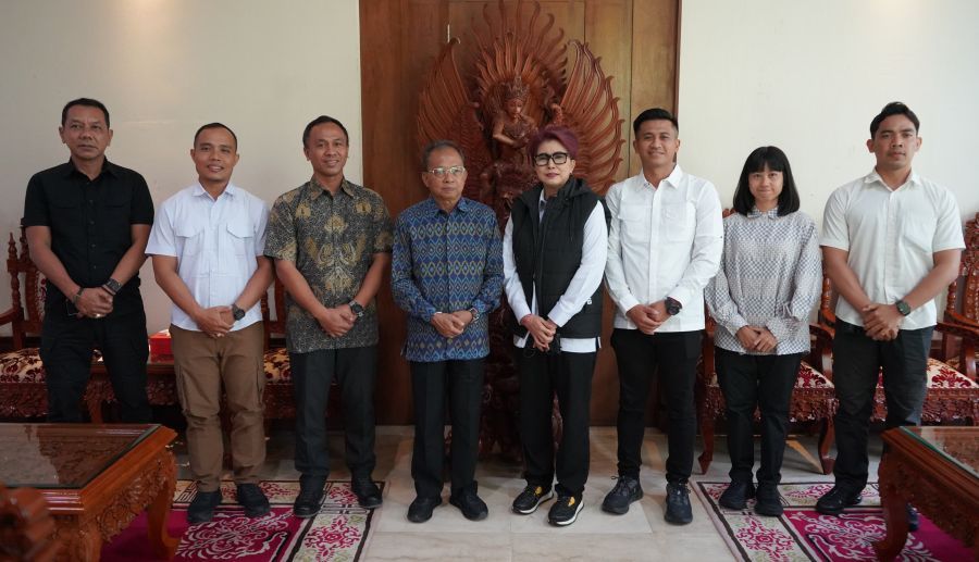 Gubernur Bali, Wayan Koster saat menerima kehadiran Detasemen Khusus 88 Anti Teror yang dipimpin oleh PLH Kasatgaswil Bali Densus 88 Anti Teror Polri, Kombespol Sri Astuti Ningsih, S.Sos, di rumah jabatan Jayasabha, Denpasar, Bali, Jumat (10/4/2026). (foto/sukadana)