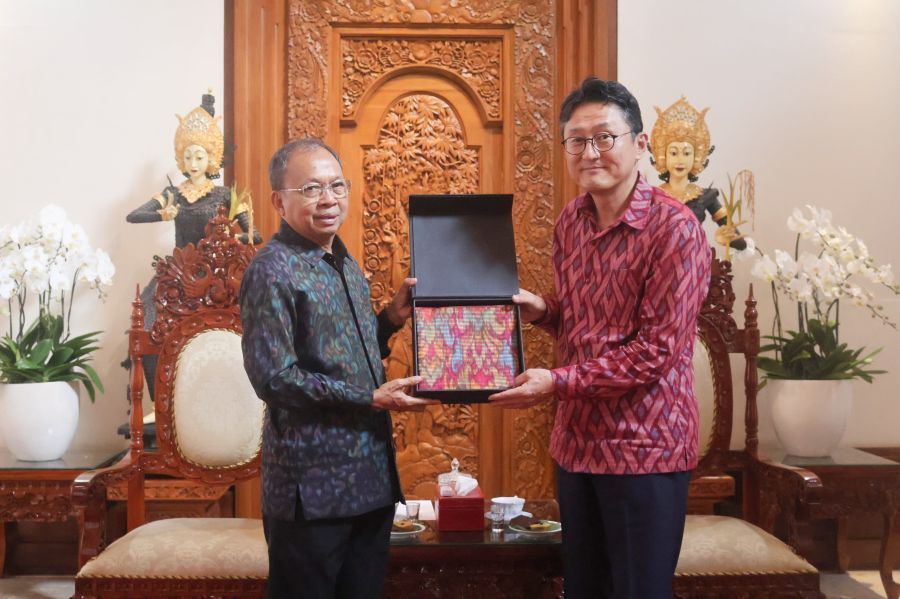 Gubernur Bali Wayan Koster menerima kunjungan resmi Duta Besar Republik Korea (Korea Selatan) untuk Indonesia, Yoon Soon-gu, di Rumah Jabatan Gubernur Bali, Jayasabha, Denpasar, Bali, Jumat (23/10/2026). (foto/sukadana)