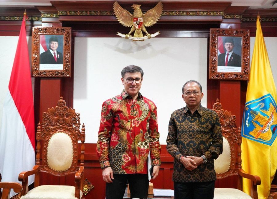 Gubernur Bali Wayan Koster menerima kunjungan Duta Besar Turki untuk Indonesia, Talip Küçükcan, di Ruang Tamu Gubernur Bali, Kantor Gubernur Bali, Denpasar, Bali, Rabu (22/4/2026). (foto/sukadana)