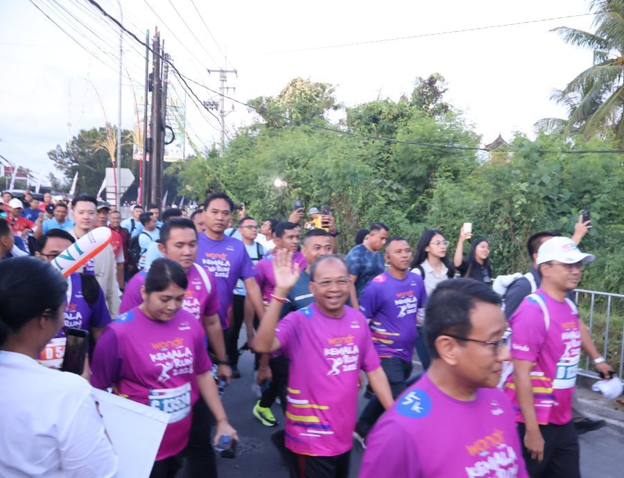 podiumnews.com-Gubernur Bali dan Kapolri Lepas 11.000 Pelari Wondr Kemala Run 2026