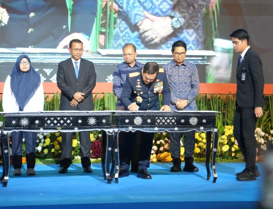 Gubernur Bali Wayan Koster dan Bupati Badung Wayan Adi Arnawa menandatangani nota kesepahaman tentang Optimalisasi Pelaksanaan Tugas, Fungsi dan Wewenang di Bidang Imigrasi dengan Menteri Imigrasi dan Pemasyarakatan (Imipas) RI Agus Andrianto, di Auditorium Prof. Muladi, Kampus Politeknik Imigrasi dan Pemasyarakatan Indonesia Jalan Satria Sudirman, Tanah Tinggi, Kota Tangerang, Banten, Senin (27/4/2026). (foto/sukadana)