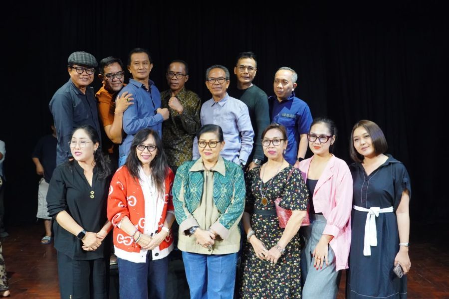 Gubernur Bali Wayan Koster didampingi Ny. Putri Koster dalam acara pementasan teater "Di Bawah Pohon Sukun" menjadi salah satu sajian yang memikat perhatian penonton dalam rangkaian Festival Seni Bali Jani (FSBJ) VIII Tahun 2026 di Gedung Ksirarnawa, Taman Budaya Provinsi Bali, Denpasar, Minggu (19/7/2026) malam. (foto/sukadana)