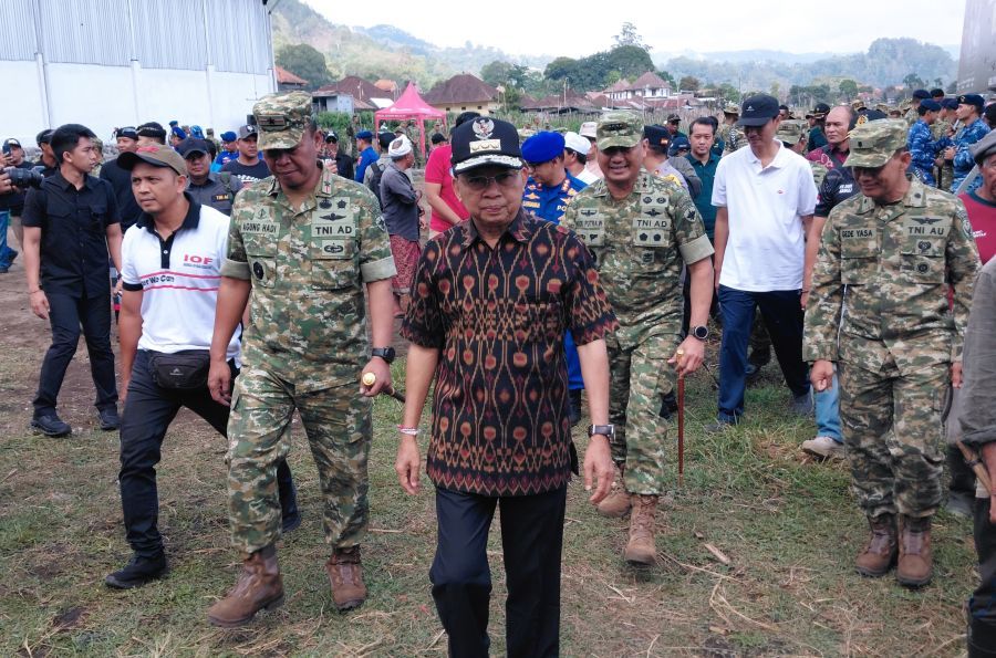 Gubernur Bali Wayan Koster bersama Pangdam IX/Udayana dan Bupati Bangli meninjau langsung kondisi Danau Batur menggunakan perahu karet di kawasan Desa Buahan, Kecamatan Kintamani, Kabupaten Bangli, Bali, Jumat (30/10/2026). (foto/sukadana)