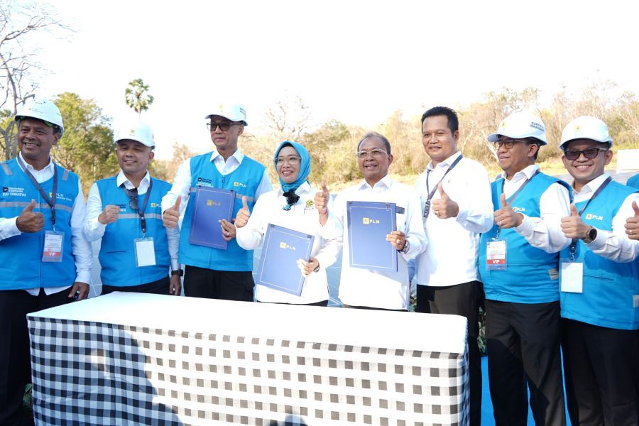 -Presiden Prabowo Subianto didampingi Gubernur Bali, Wayan Koster meninjau Program PLTS 100 GWp Site Gilimanuk, seusai me-launching dan melakukan groundbreaking program yang ramah lingkungan tersebut di Kecamatan Melaya, Kabupaten Jembrana, Provinsi Bali, Selasa (25/8/2026). (foto/sukadana)