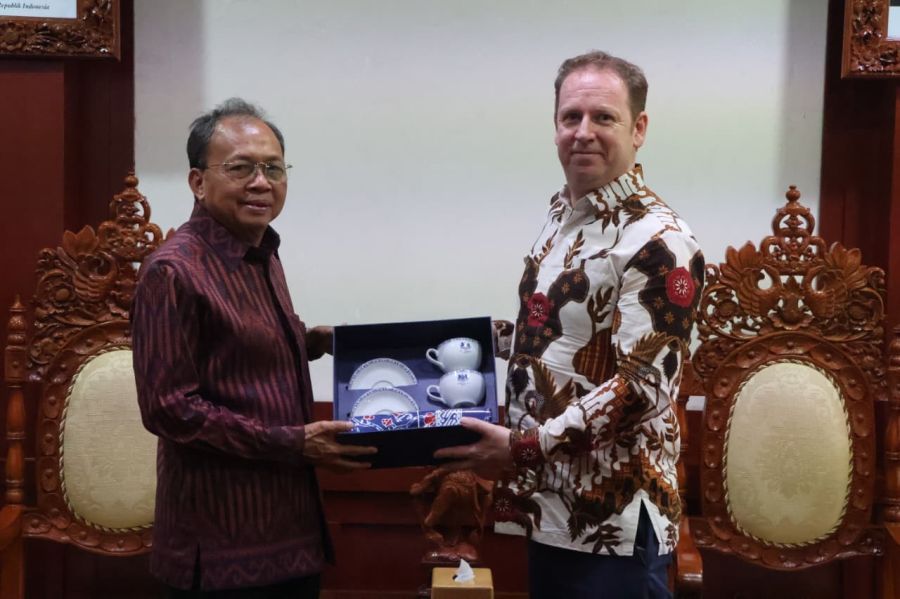 Gubernur Bali Wayan Koster menerima audiensi Wakil Duta Besar Inggris untuk Indonesia, HE Matthew Downing, di Ruang Tamu Gubernur Bali, Renon, Denpasar, Bali, Jumat (30/1/2026). (foto/sukadana)