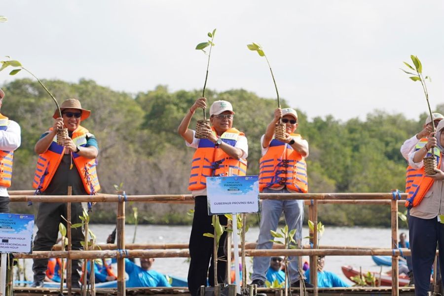 Gubernur Bali Wayan Koster saat mendampingi Menteri Lingkungan Hidup/Kepala Badan Pengendalian Lingkungan Hidup, Menteri Kelautan dan Perikanan, serta jajaran pemerintah pusat dalam peringatan Hari Mangrove Sedunia 2026 yang dipusatkan di Ekowisata Batu Lumbang, Taman Hutan Raya (Tahura) Ngurah Rai, Denpasar, Bali, Minggu (26/7/2026). (foto/sukadana)