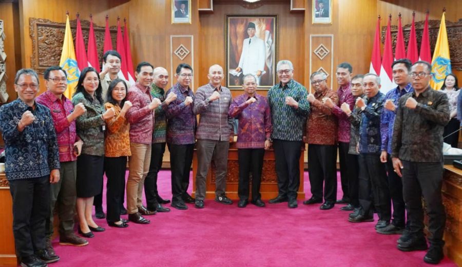 Gubernur Bali Wayan Koster saat memimpin Rakor Evaluasi dan Optimalisasi Pendapatan Daerah Tahun 2026 yang berlangsung di Gedung Kertha Sabha, Denpasar, Bali, Selasa (18/8/2026). (foto/sukadana)