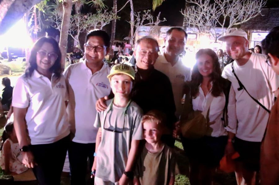 Gubernur Bali Wayan Koster bersama Bupati Badung I Wayan Adi Arnawa, Direktur Operasi ITDC Troy Reza Waroka, serta Sub Brand Office Head Nusa Dua Risan Hanuraga membuka secara resmi kegiatan BRIMo Nusa Dua Eco Market 2026, di Peninsula, kawasan The Nusa Dua, Badung, Bali, Sabtu (8/8/2026) petang. (foto/sukadana)