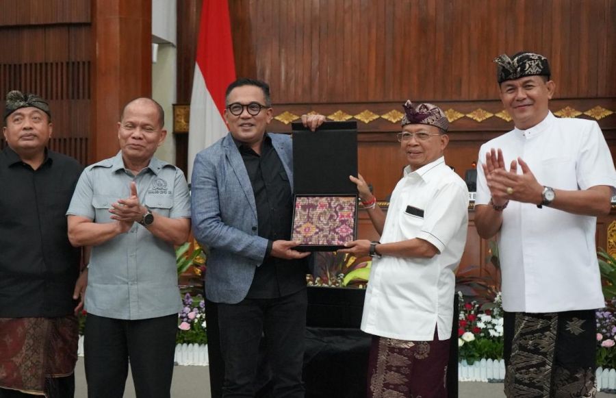 Gubernur Bali, Wayan Koster memberikan masukan terhadap Rancangan Undang-Undang (RUU) tentang Masyarakat Hukum Adat dalam Kunjungan Kerja Badan Legislatif DPR RI di Ruang Rapat Wiswa Sabha Utama, Kantor Gubernur Bali, di Denpasar, Kamis (7/5/2026). (foto/sukadana)