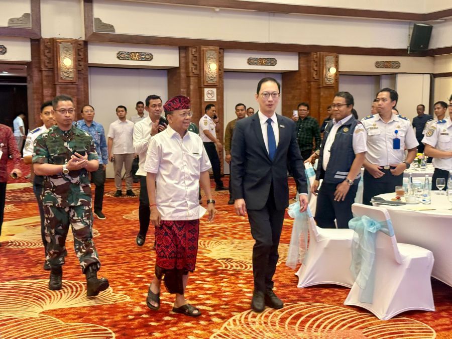 Gubernur Bali Wayan Koster saat menghadiri Forum Group Discussion (FGD) Penguatan Aksesibilitas Transportasi dari dan menuju Bandara I Gusti Ngurah Rai yang berlangsung di Hotel Discovery Kartika Plaza, Kuta, Badung, Balas, Senin (15/6/2026). (foto/sukadana)
