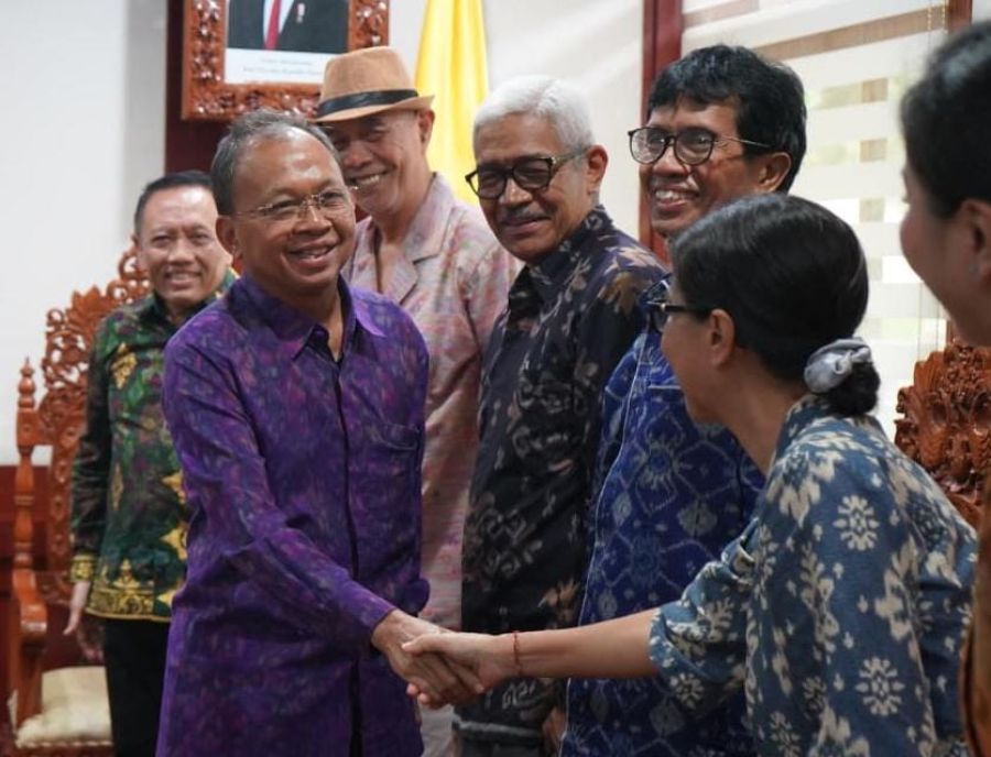 Gubernur Bali Wayan Koster menerima audiensi jajaran Nawa Cita Pariwisata Indonesia (NCPI) Provinsi Bali di Ruang Tamu Gubernur Bali, Renon, Denpasar, Bali, Selasa (10/2/2026). (Foto/sukadana)