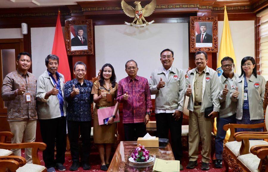 Gubernur Bali I Wayan Koster menerima audiensi pengurus Persatuan Gateball Seluruh Indonesia (Pergatsi) Bali di Ruang Tamu Kantor Gubernur Bali, Denpasar, Bali, Senin (18/52026). (foto/sukadana)
