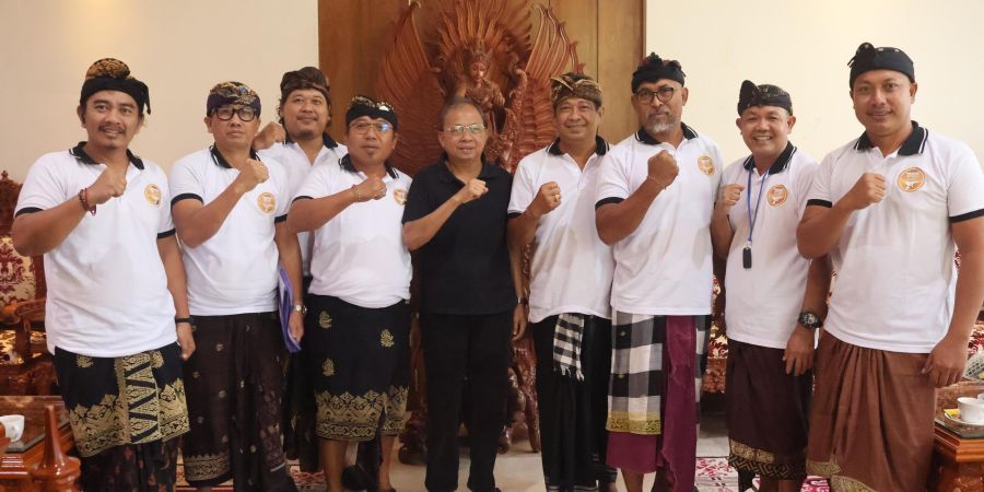 Gubernur Bali Wayan Koster menerima audiensi komunitas pengemudi taksi online yang tergabung dalam Taruna Nusa Dua Citraloka (TNDC) di Jayasabha, Denpasar, Bali, Minggu (8/3/2026). (Foto/sukadana)