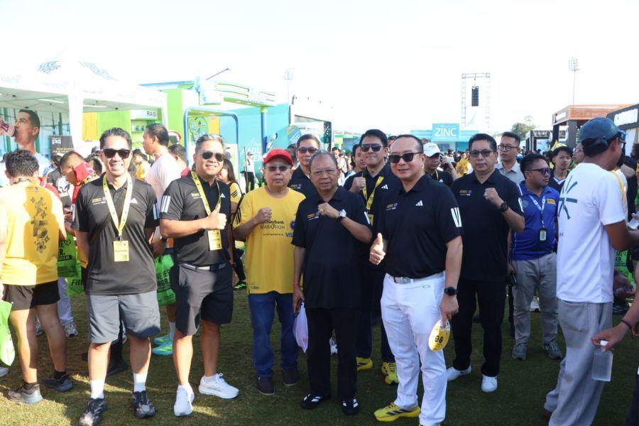 Gubernur Bali Wayan Koster yang secara langsung memberikan dukungan terhadap Maybank Marathon 2026 yang mengambil start di Bali United Training Center, Kabupaten Gianyar, Bali, Minggu (23/8/2026). (foto/sukadana)