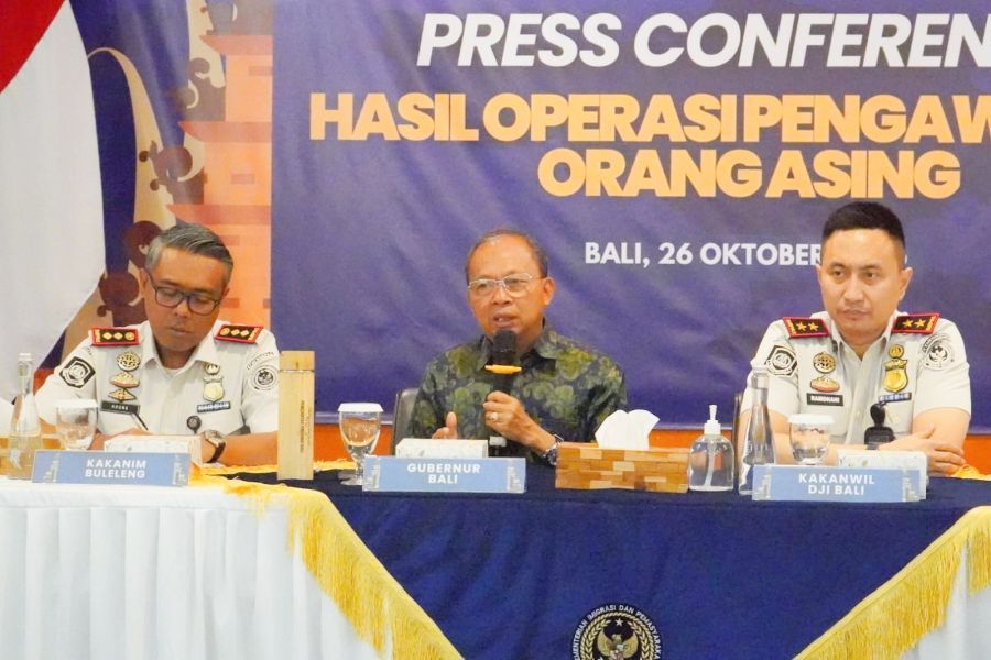 Gubernur Bali Wayan Koster saat menghadiri konferensi pers hasil operasi pengawasan orang asing di Kantor Imigrasi Kelas I Khusus TPI Ngurah Rai, Badung, Bali, Senin (26/10/2026). (foto/sukadana)