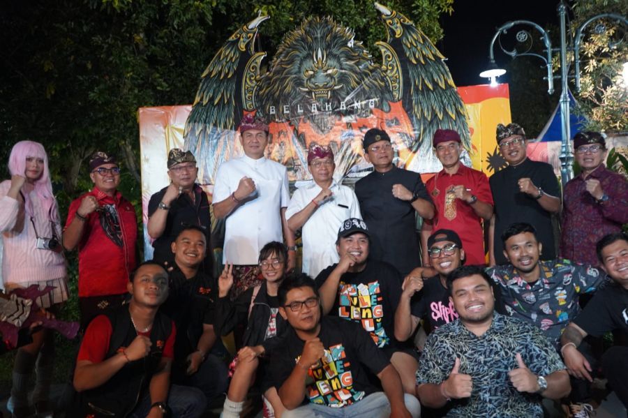 Gubernur Bali, Wayan Koster memberikan apresiasi kepada Sanggar Seni Tari dan Tabuh Pentas Marak Lestari, Desa Bubunan, Kecamatan Seririt dan Sanggar Seni Dharma Shanti, Desa Bila, Kecamatan Kubutambahan di Kabupaten Buleleng. (foto/sukadana)