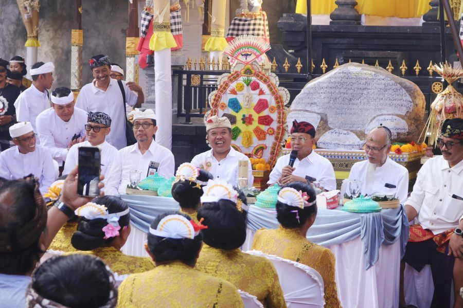 Gubernur Bali Wayan Koster menghadiri Karya Tawur Malik Sumpah, Ngenteg Linggih lan Mendem Pedagingan di Pura Dadia Gelgel Aan, Manikaji, Peninjoan, Tembuku, Bangli, Bali, Sabtu (17/10/2026). (foto/sukadana)