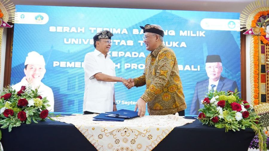 Rektor UT, Prof. Dr. Ali Muktiyanto, S.E., M.Si dan Gubernur Bali Wayan Koster menandatangani serah terima lahan dan hibah aset di Gedung Baru Universitas Terbuka Denpasar yang berlokasi di Jalan Raya Sesetan, Denpasar Selatan, Denpasar, Bali, Kamis (17/9/2026). (foto/sukadana)