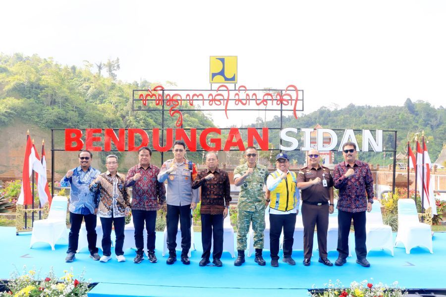 Presiden Republik Indonesia, Bapak Prabowo Subianto secara serentak meresmikan lima bendungan di lima Provinsi, salah satunya Bendungan Sidan di Provinsi Bali yang disaksikan secara langsung melalui virtual oleh Gubernur Bali, Wayan Koster dari Kabupaten Badung, Bali, Jumat (10/7/2026). (foto/sukadana)