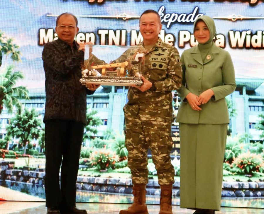 Gubernur Bali Wayan Koster menghadiri Pisah Sambut Pangdam IX/Udayana dari Mayjen TNI Piek Budyakto kepada Mayjen TNI Made Putra Widiastawa Aula Supardi Lantai III Makodam IX/Udayana, Rabu (21/10/2026). (foto/sukadana)