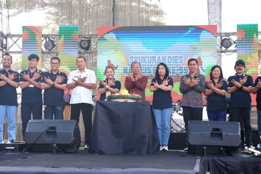 Gubernur Bali Wayan Koster menghadiri Puncak Dies Natalis ke-59 Fakultas Ekonomi dan Bisnis (FEB) Universitas Udayana yang berlangsung di halaman kampus setempat, di Denpasar, Bali, Selasa (1/9/2026). (foto/sukadana)