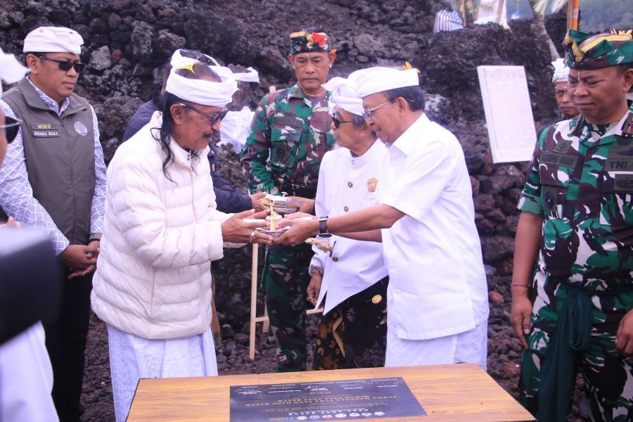 Gubernur Bali Wayan Koster mengikuti persembahyangan serangkaian upacara Melaspas Purwa Mandala Pura Ulun Danu Batur dan Desa Adat Batur dalam rangka Paiketan Karya 100 Tahun (1926–2026) Rarud Desa Adat Batur. (foto/sukadana)